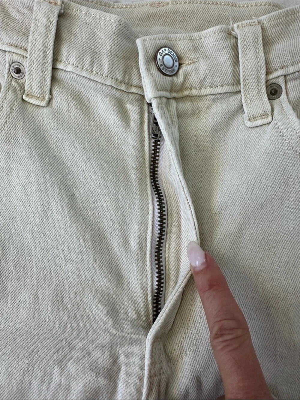 GAP Wide-Leg Jeans in Light Cream